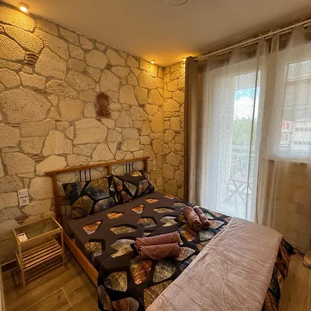 Stone 3 Apartment *