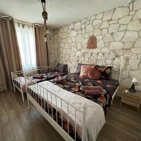 Stone 3 Apartment *