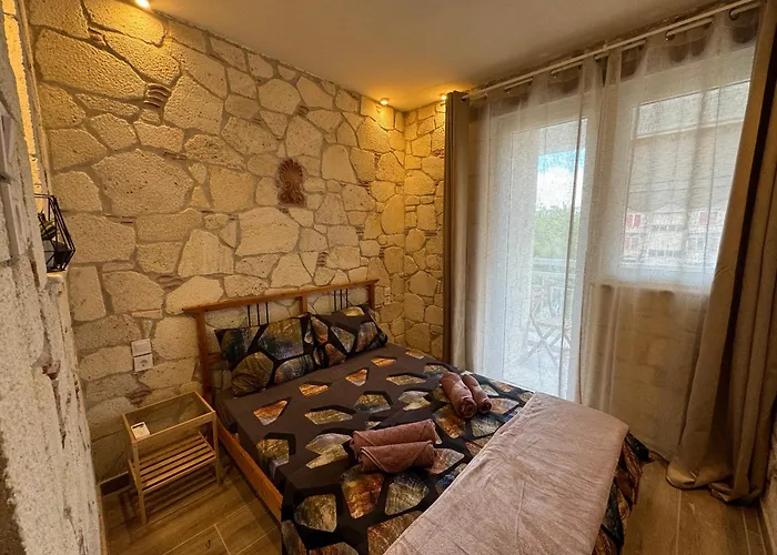 Stone 3 Apartment *